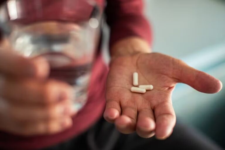 Tomar remédio e antibiótico de barriga vazia faz mal?