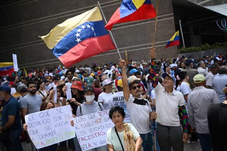Com atos pelo mundo, oposição a Maduro quer reconhecimento militar