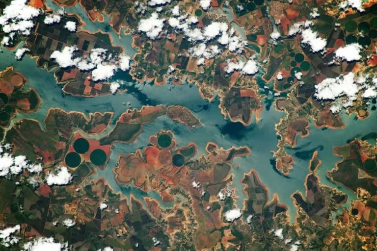 Foto de astronauta da ISS destaca rio São Francisco colorido visto do espaço