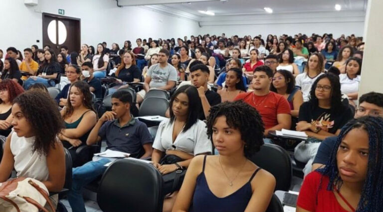 Pré-Universitário: Quarto Aulão de Atualidades e Redação acontece no sábado