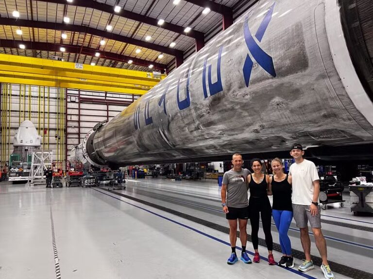 SpaceX tenta primeira caminhada espacial com turistas nesta terça-feira