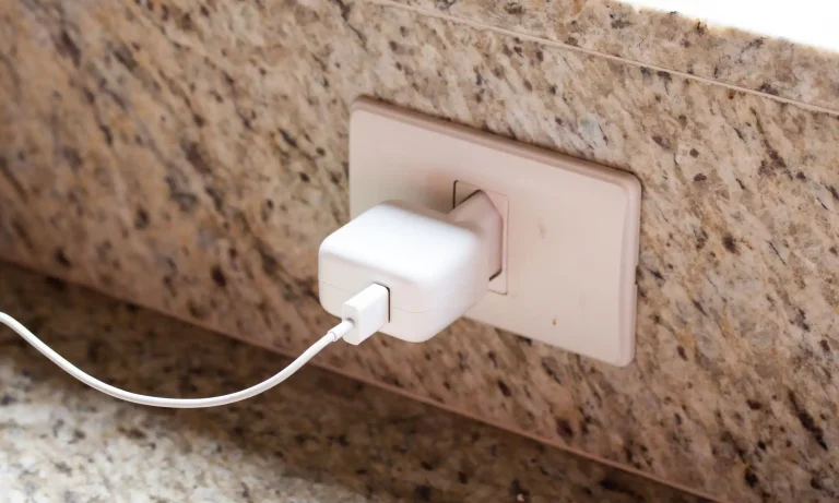 Deixar o carregador na tomada sem conectar o celular custa quanto na conta de luz?