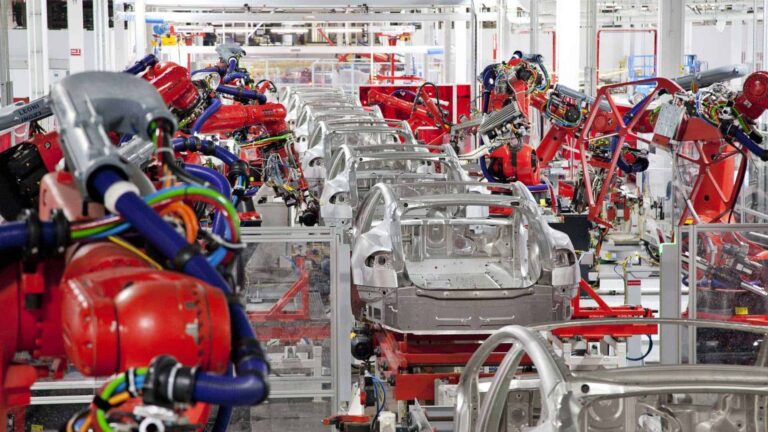 Tesla, de Elon Musk, tem primeira queda anual nas vendas em mais de uma década