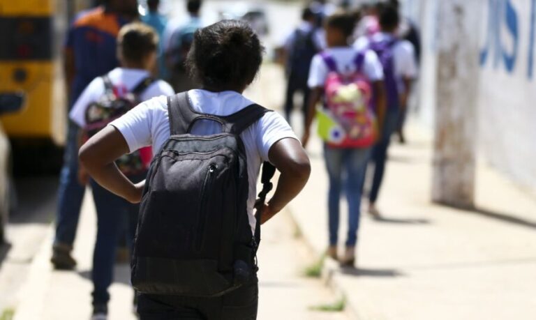 Câmara dos Deputados aprova projeto que pune escolas que recusarem matrícula de aluno