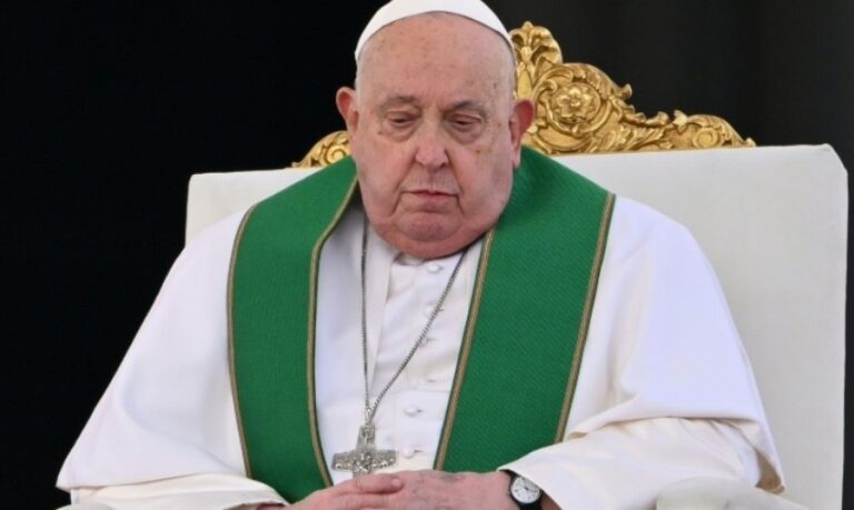 Papa tem ‘noite tranquila’, mas segue internado com pneumonia