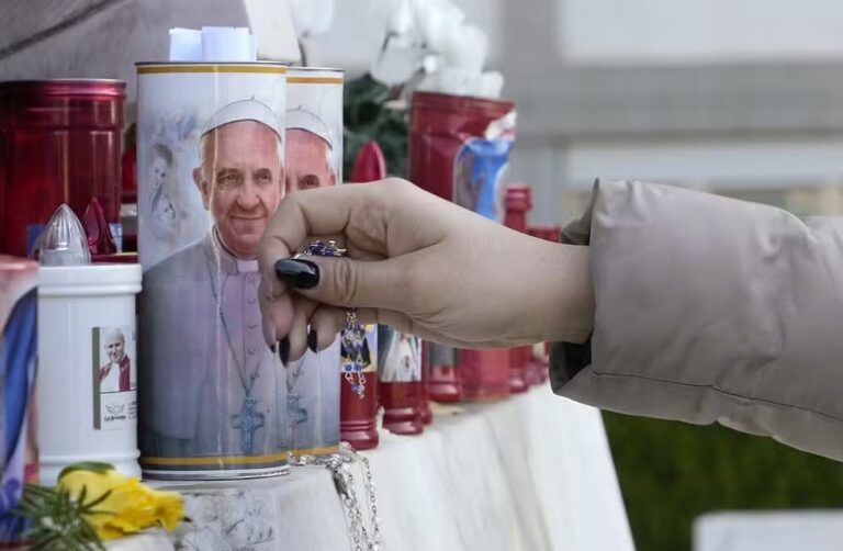 Papa Francisco segue em estado crítico, mas teve noite tranquila e está descansando, diz Vaticano