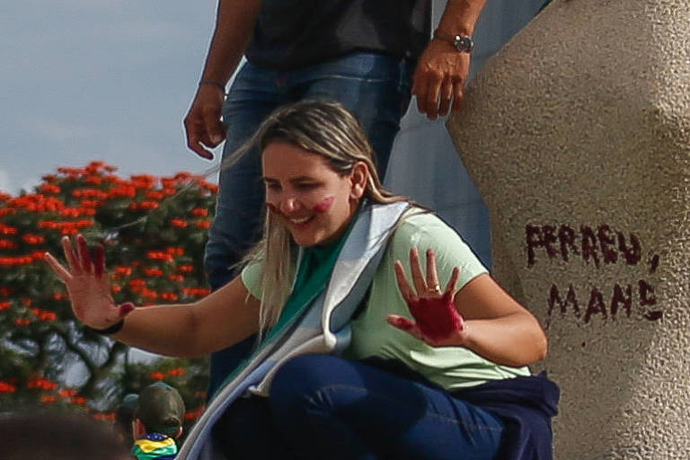 Moraes vota para condenar a 14 anos de prisão mulher que pichou estátua do STF