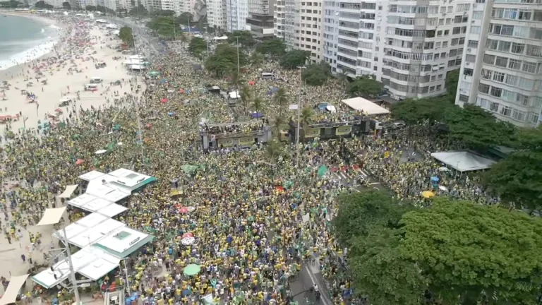 Manifestação convocada por Bolsonaro em Copacabana reuniu cerca de 400 mil pessoas, afirma Polícia Militar do Rio de Janeiro