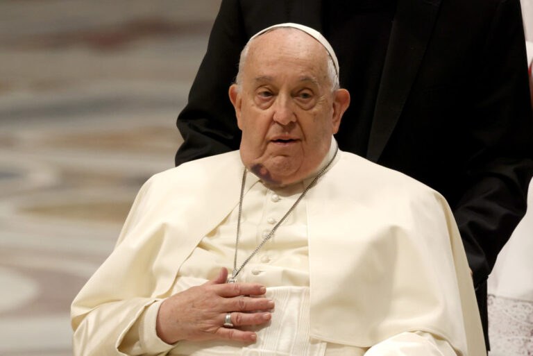 Raio X atesta melhora do Papa Francisco, informa Vaticano