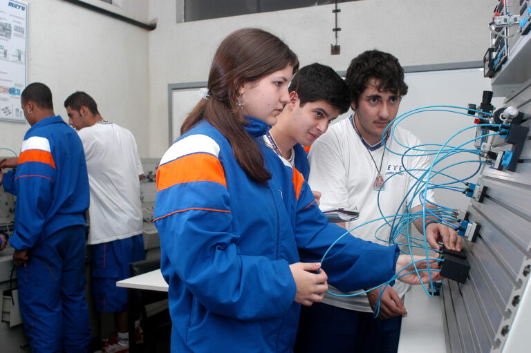Ministério da Educação lança programa para ampliar acesso de estudantes ao ensino técnico