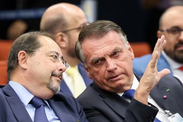 Bolsonaro recebeu R$ 30,5 milhões em um ano, diz relatório da PF com base em dados do Coaf