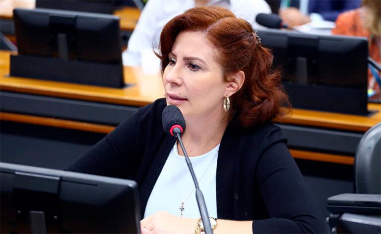 Zambelli se diz arrependida por perseguição armada e abandonada por Bolsonaro