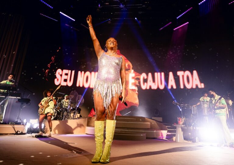 Liniker apresenta turnê de CAJU nesta sexta-feira no Salles Multieventos