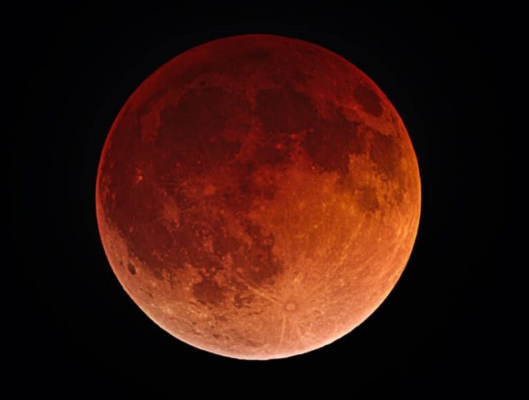 ‘Lua de Sangue’: eclipse total pôde ser visto em todo o Brasil na madrugada desta sexta-feira (14)