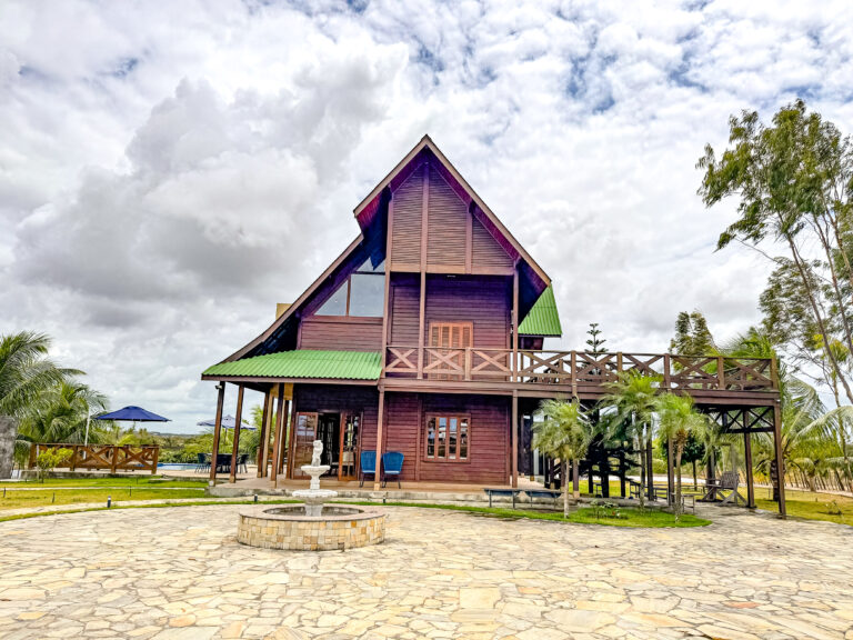 Casa de Madeira No Condomínio Fazenda Real 1