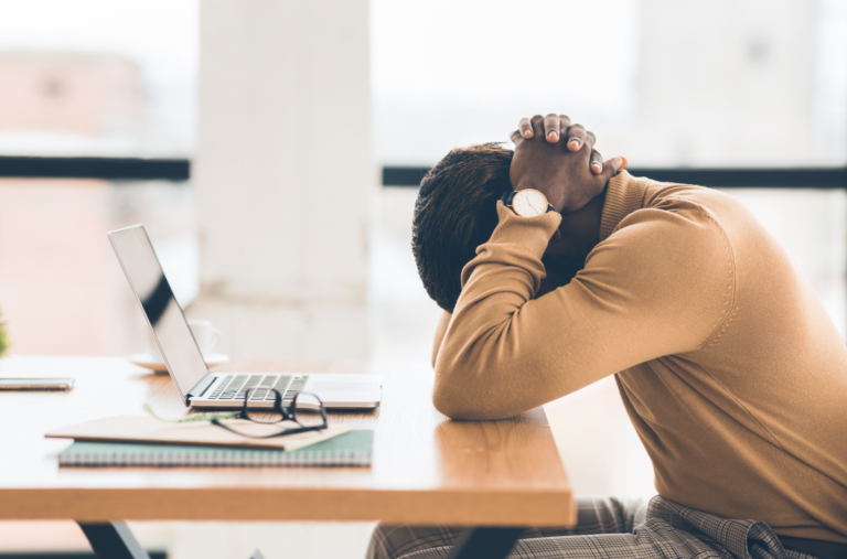 Brasil lidera ranking global de ansiedade e acende alerta para burnout como distúrbio ocupacional