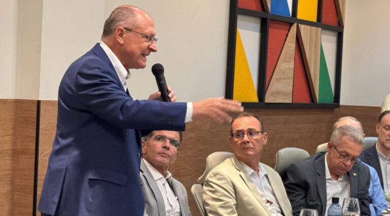 Zezinho Sobral, governador em exercício, participa de reunião com empresários ao lado do vice presidente Geraldo Alckmin