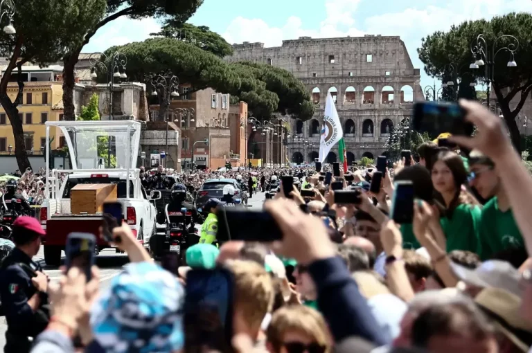 Mensagem de paz, cortejo e multidão: papa Francisco tem adeus histórico em Roma