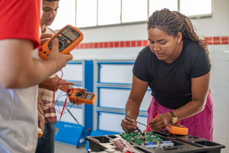 Educação profissional e tecnológica cresce no ensino médio, revela Censo Escolar