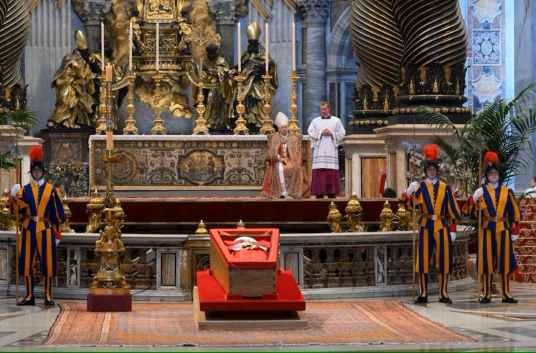 Caixão de papa Francisco é fechado e velório termina no Vaticano