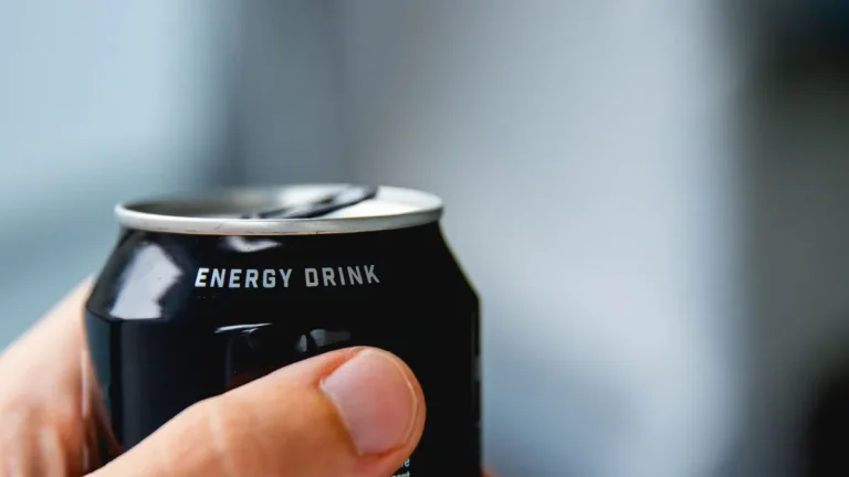 É seguro tomar energético como pré-treino? Entenda