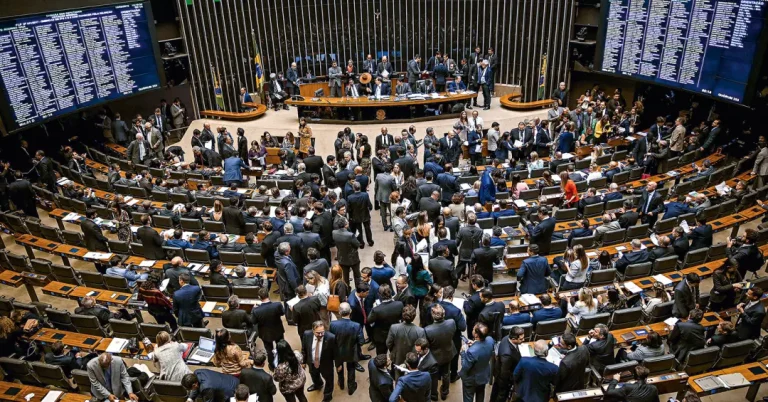 Comissões na Câmara dos Deputados discutirão PNE, isenção do Imposto de Renda e inteligência artificial