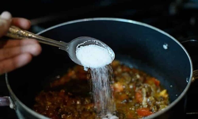 Adição em excesso de sal à comida pode aumentar risco de ansiedade em até mais de 30% e de depressão em até 45%