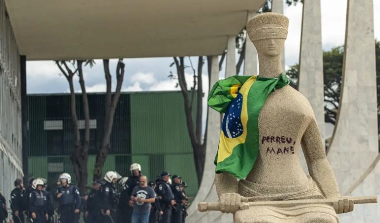 STF julgará no dia 25 de abril mulher que pichou estátua A Justiça