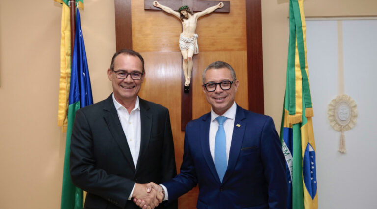 Fábio Mitidieri assina passagem do governo para Zezinho Sobral, no período de 12 a 20 de abril