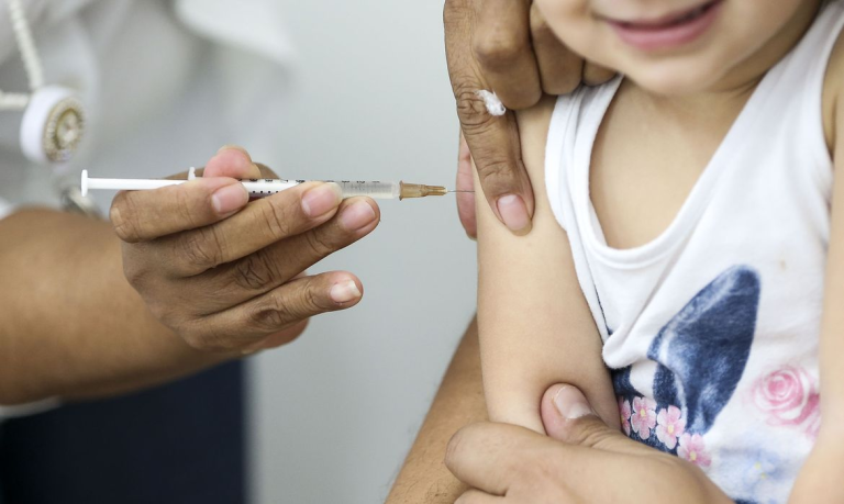 Surtos de doenças preveníveis ameaçam progresso na vacinação, alerta OMS