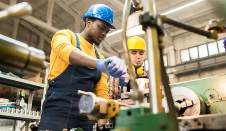 Empresas brasileiras recorrem a férias coletivas e paralisações temporárias para minimizar impactos de tarifaço de Trump