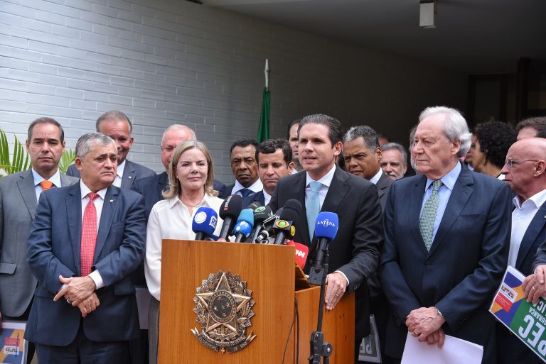 Presidente da Câmara dos Deputados recebe texto da PEC da Segurança Pública