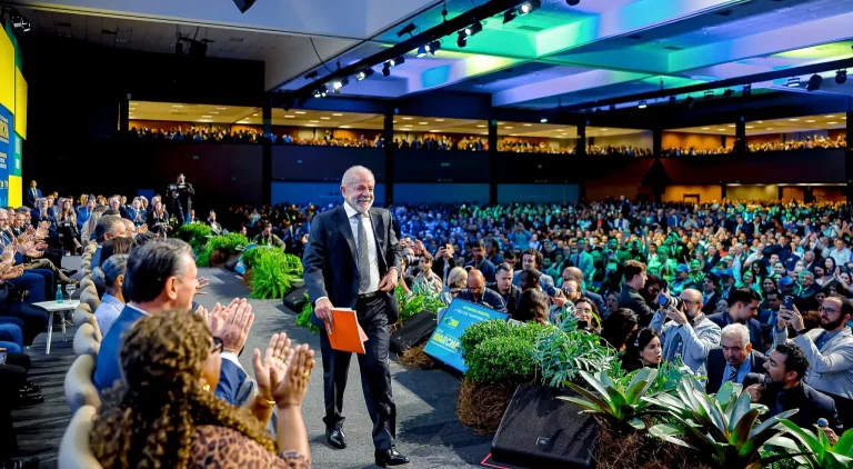 Lula é vaiado ao participar de marcha de prefeitos, em Brasília