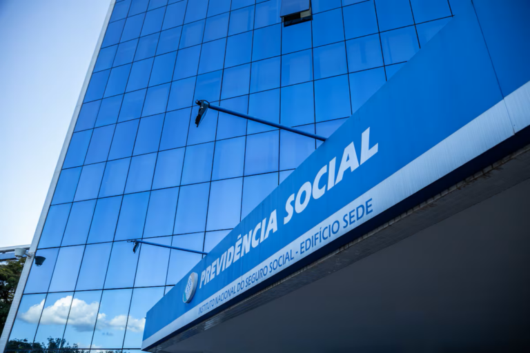 INSS começa a devolver descontos indevidos de abril a partir de 26 de maio