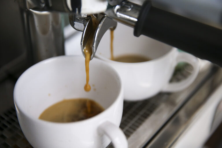 Governo retira três marcas de café torrado do mercado por risco à saúde; saiba quais são