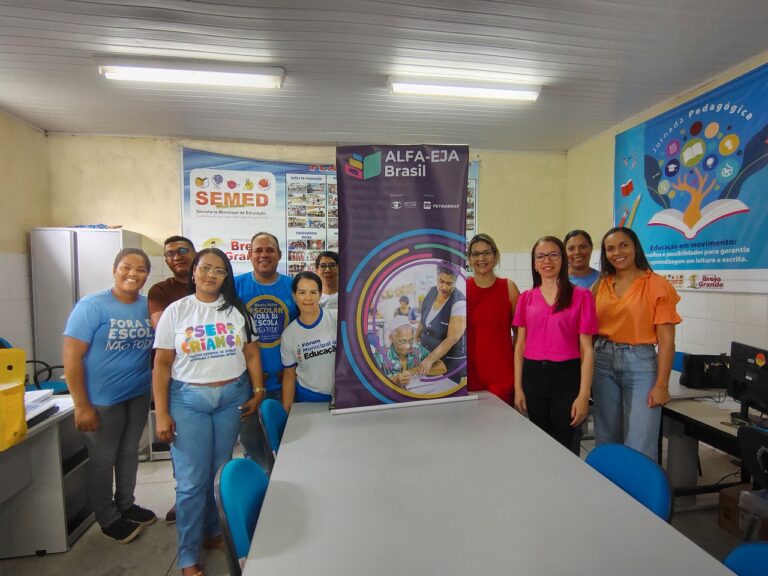 Projeto ALFA-EJA Brasil celebra o Dia do Educador com adesão de 10 municípios no Norte e Nordeste, com foco no fortalecimento da EJA