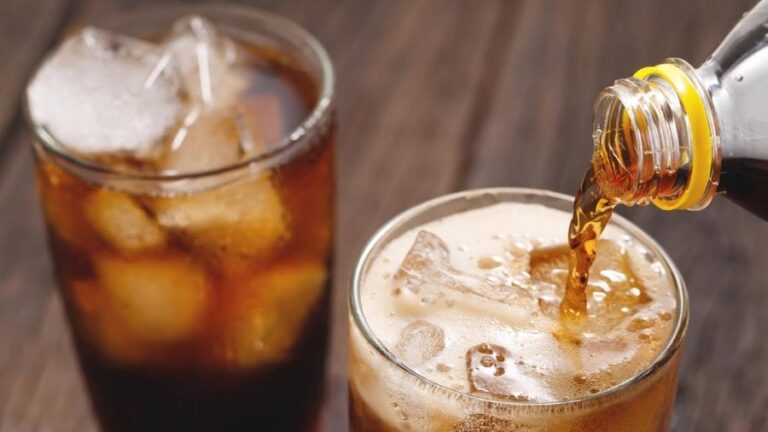 Bebidas ricas em açúcar potencializam risco de câncer oral, revela estudo
