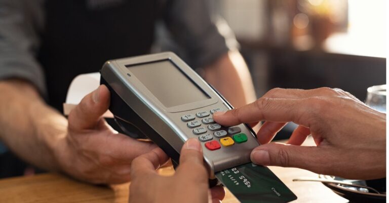 Um em cada quatro brasileiros não tem cartão de crédito, aponta Serasa Experian