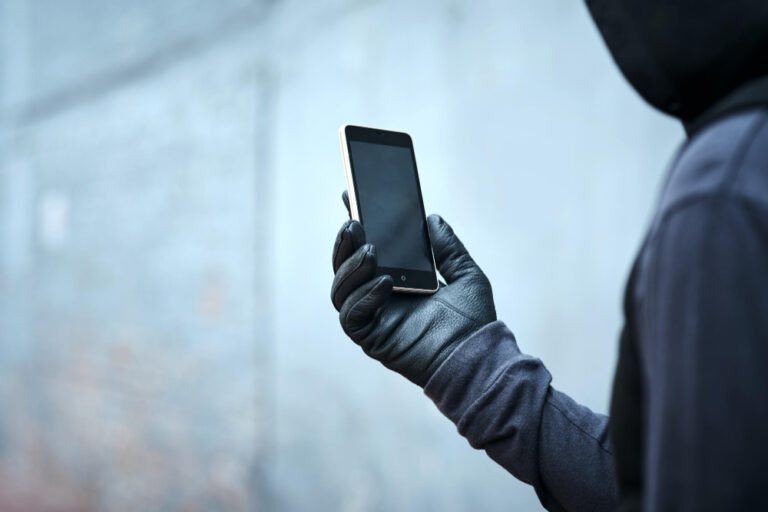 Combate à venda de celular ilegal ganhará reforço da Anatel; saiba mais