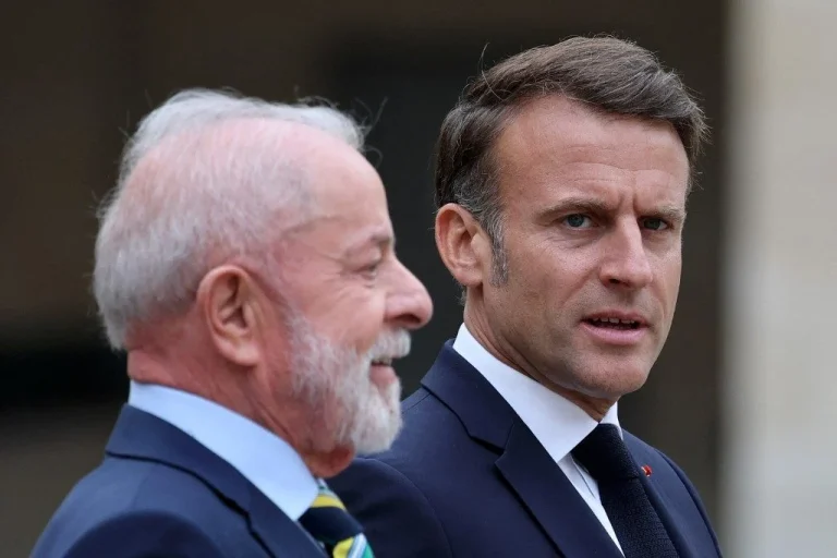 Na França, Lula pede que Macron “abra seu coração” para acordo com Mercosul