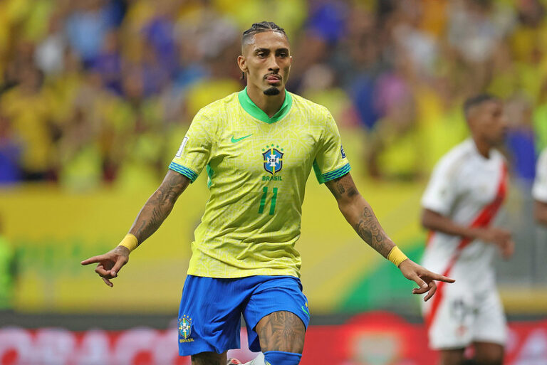 Entenda por que Raphinha está fora de estreia da seleção brasileira, sob comando de Ancelotti