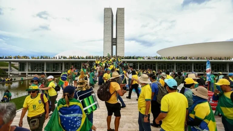 Julgamento de extradição de foragidos do 8/1 é adiado a pedido do Brasil