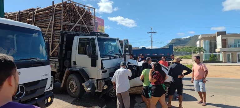 Duas pessoas morrem em colisão frontal entre carro e caminhão em Itabaiana