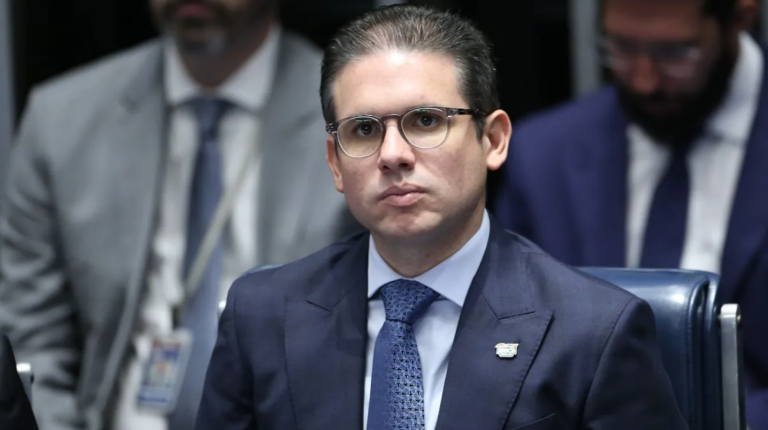 Hugo se reúne com Gleisi e Rui Costa antes de votação do IOF 