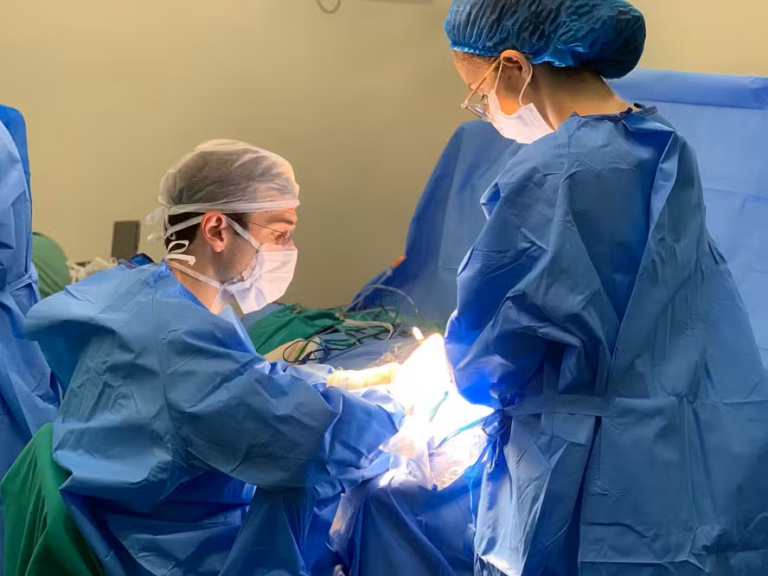 Homem surdo há mais de 20 anos volta a escutar após cirurgia inédita no RS