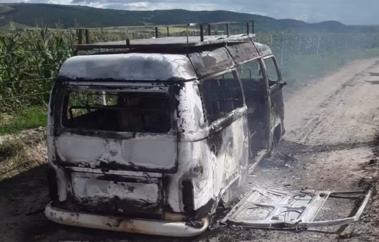 Veículo de transporte escolar pega fogo em Poço Verde