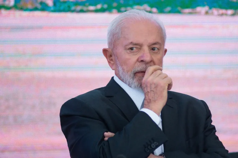 Desaprovação ao governo Lula segue alta e atinge 56,7%, aponta Paraná Pesquisas
