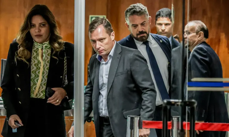 Mauro Cid é liberado após depoimento à PF e nega plano de fuga com passaporte