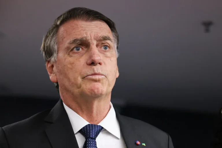 Exames indicam que Bolsonaro teve quadro de pneumonia viral, diz médico