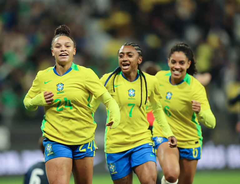 Seleção feminina dá salto no ranking da Fifa e sobe para o 4º lugar; confira o top 10